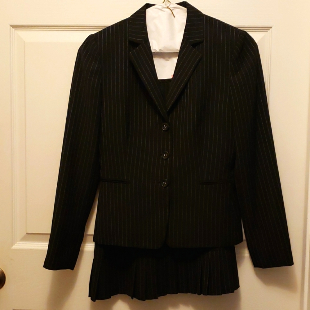 Tahari skirt suit with fitted jacket.